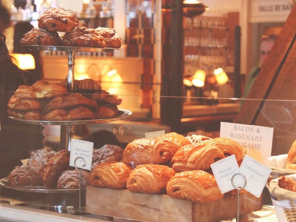 Vitrine de boulangerie garnie de croissants et de pains au chocolat.