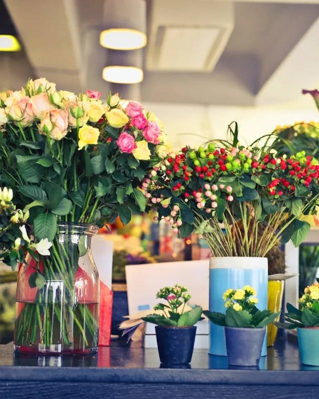Intérieur d’une boutique de fleuriste remplie de bouquets colorés.